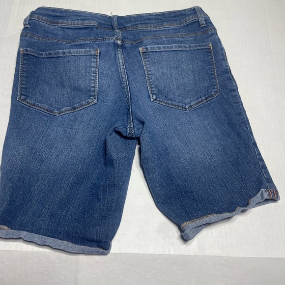 Women’s Bermuda jeans shorts in a light wash denim with a cuffed hem size 4 - Picture 8 of 8